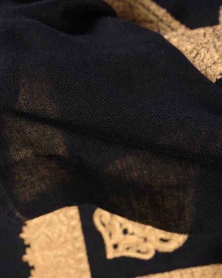 صورة شال رجالي اسود بتطريز ذهبي